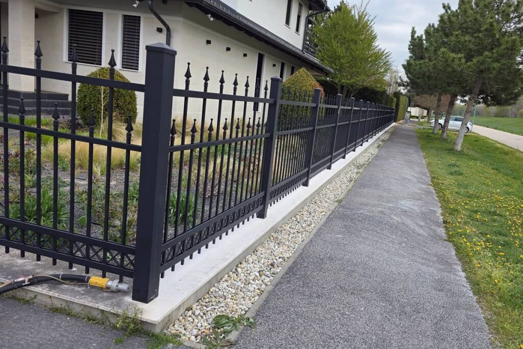Térkő tisztítás 16 Kerítéslábazat tisztítása szemcseszórással